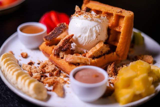 Waffles with ice cream and fruit at Albeek Göteborg
